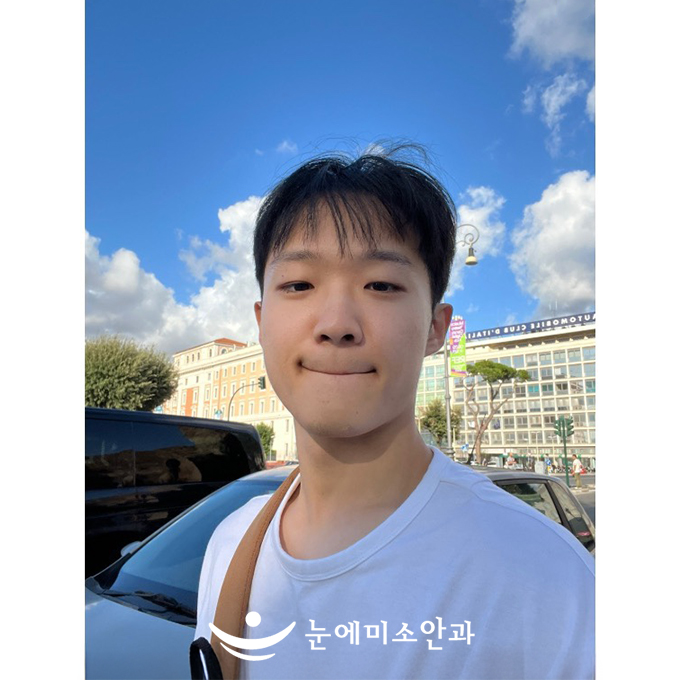 수술은 전혀 아프지 않았고 정말 새로운 삶을 사는 것 같습니다. 매우 만족하고 있습니다.